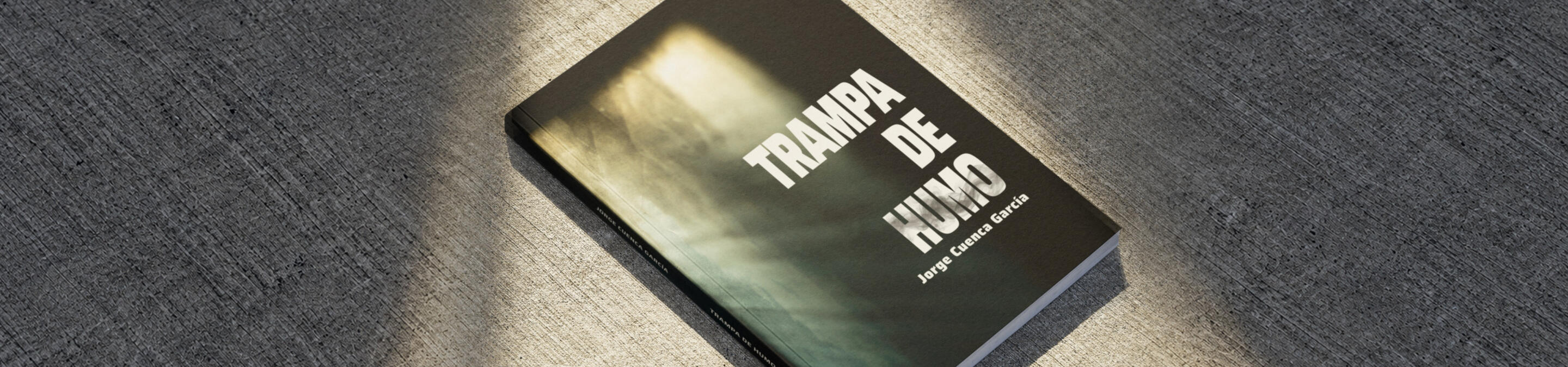 Portada de la novela Trampa de humo, sobre superficie iluminada